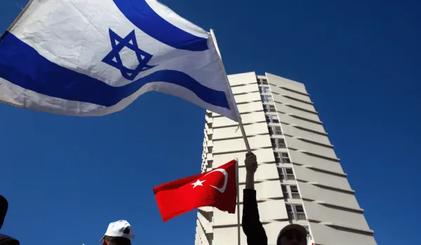 Ελλάδα πιεζόμενη πλευρά ενός «τριγώνου» με Τουρκία και Ισραήλ