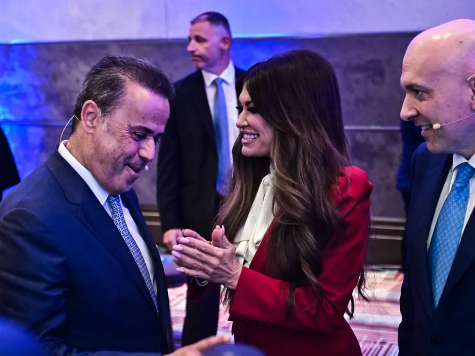 WSJ: Αναφορά σε απειλή της Γκίλφοϊλ προς Παπασταύρου – Τα κόμματα ζητούν απαντήσεις