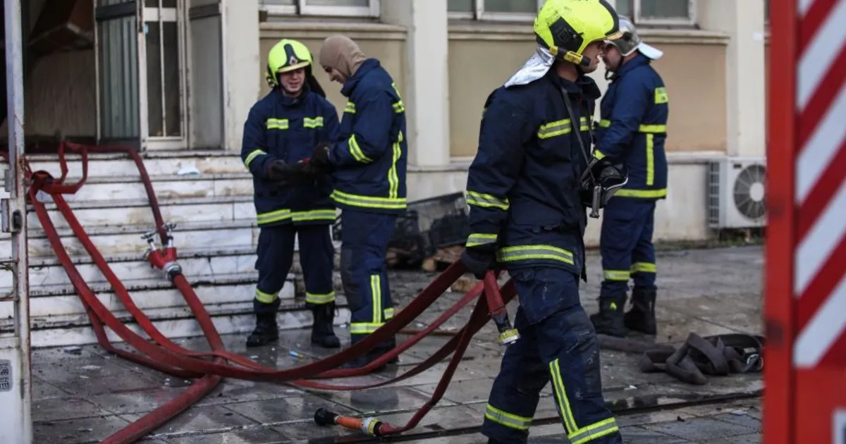 Πυρκαγιά σε κτίριο στην Κατακουζηνού – Κλειστή η Θεμιστοκλέους