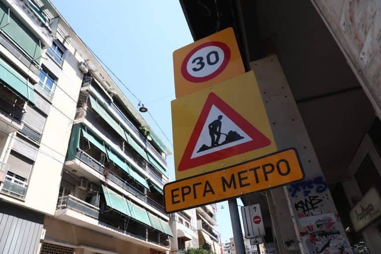 Κυψέλη: Οι ρωγμές στα σπίτια και το κόστος στους κατοίκους