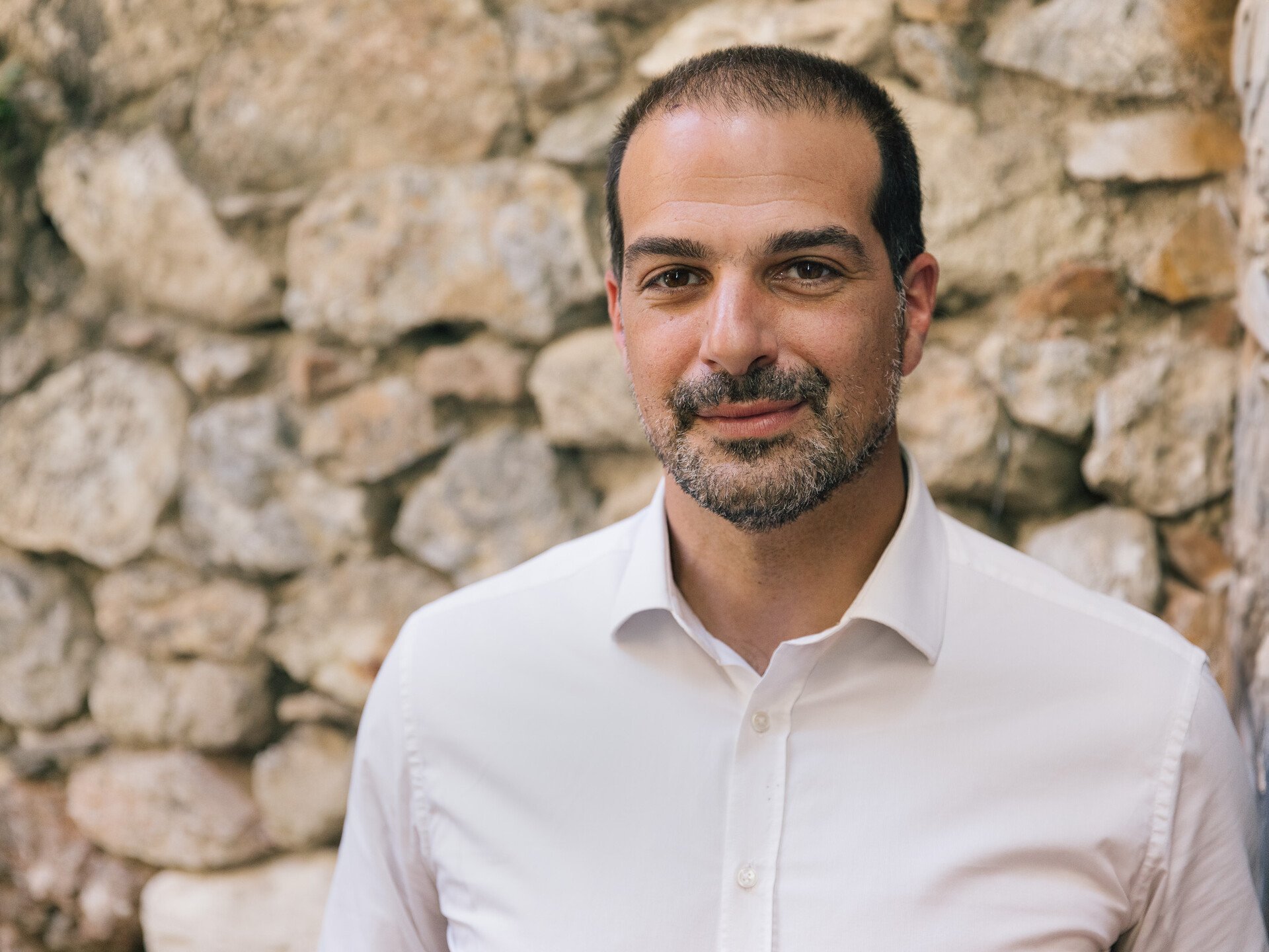 Γαβριήλ Σακελλαρίδης στον Οικονομικό Ταχυδρόμο: Πλαφόν στα ενοίκια και “τράπεζα στέγης” – Ο “κουμπαράς” του Μητσοτάκη διευρύνει τις ανισότητες