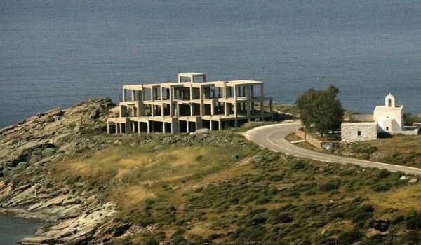 Νίκος Ξυδάκης: Μοναξιά στους λόφους με τα μπούνκερ