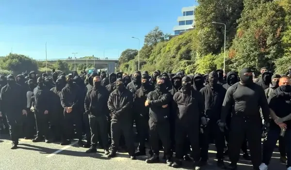 Η κρίση τρέφει τη ρατσιστική βία στην Αγγλία (Κόσμος ανάποδα 12.9)