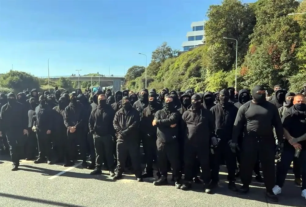 Η κρίση τρέφει τη ρατσιστική βία στην Αγγλία (Κόσμος ανάποδα 12.9)