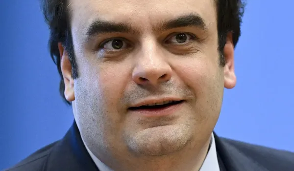 Πιερρακάκης και Γκεοργκίεβα συζητούν στη Μπανγκόκ για ανθεκτικές οικονομίες