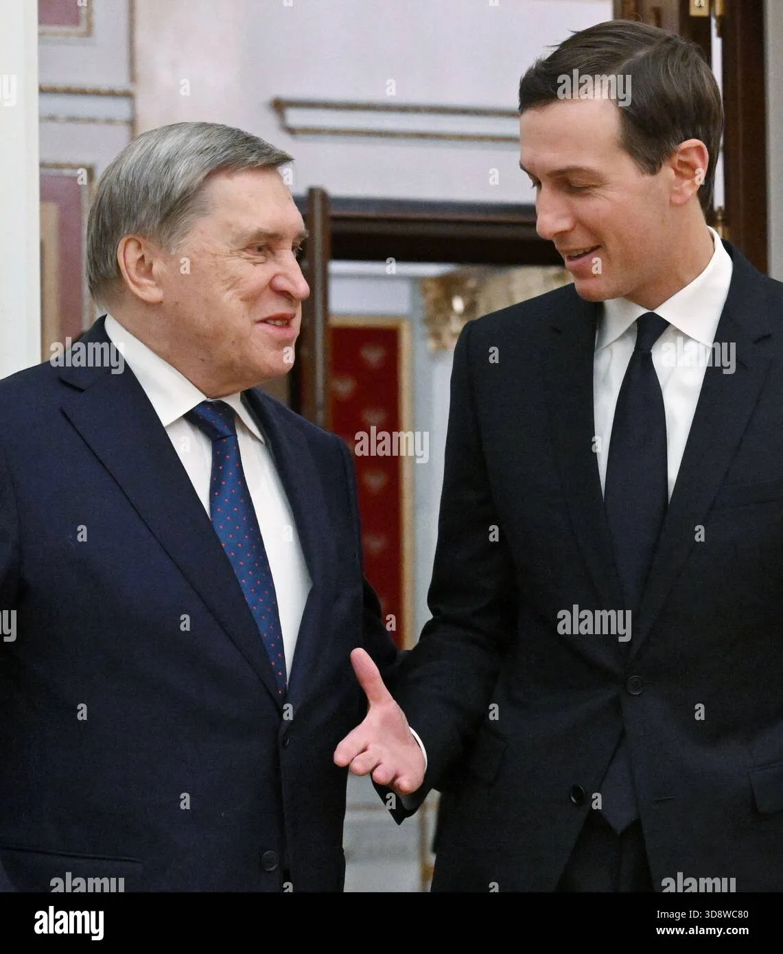 Ο Ουσακόφ λέει ότι συζητείται άρση κυρώσεων σε ρωσικό επενδυτικό ταμείο