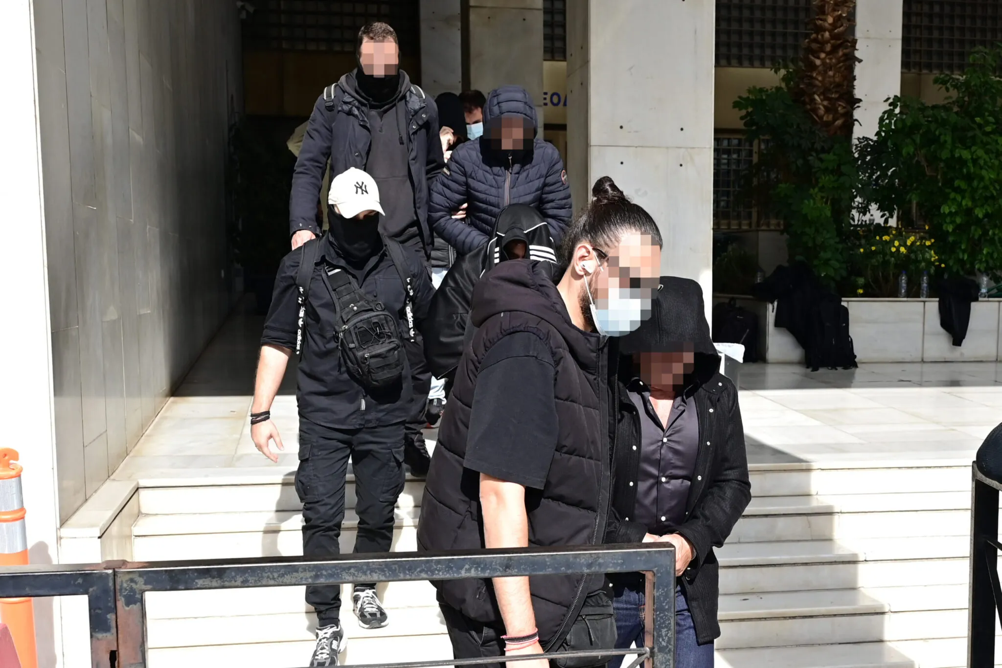 Στην Ευελπίδων οι πρώτοι δέκα κατηγορούμενοι για την υπόθεση Pizza Fan, σε αβεβαιότητα 2.500 εργαζόμενοι