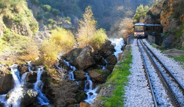 Σε εξέλιξη επιχείρηση απεγκλωβισμού γυναίκας και παιδιού στον Βουραϊκό