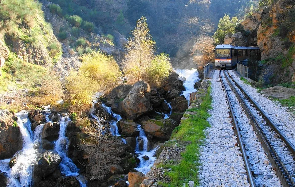 Σε εξέλιξη επιχείρηση απεγκλωβισμού γυναίκας και παιδιού στον Βουραϊκό