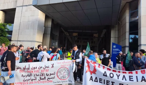 Συγκέντρωση στο υπουργείο Μετανάστευσης: Χαρτιά, δουλειά και δικαιώματα διεκδικούν οι μετανάστες οικοδόμοι