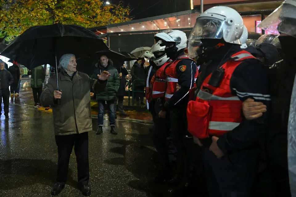 Έκτη ημέρα διαδηλώσεων στην Αλβανία, 78 συλληφθέντες στο δικαστήριο