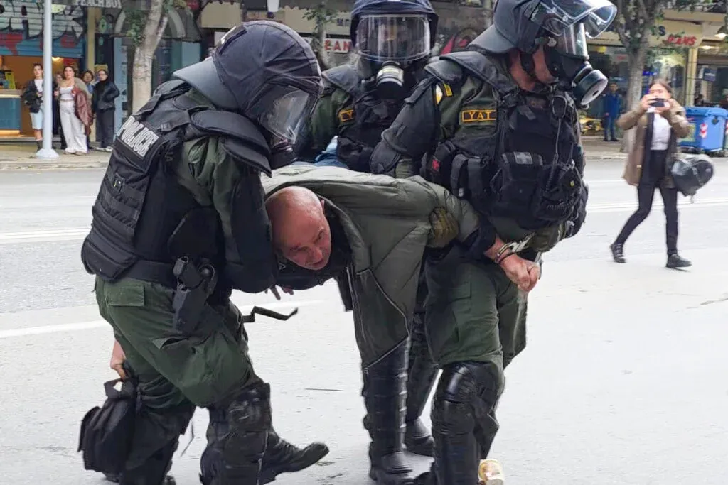 Κόμματα ζητούν εξηγήσεις για την αστυνομική επέμβαση στην αντιφασιστική πορεία στη Θεσσαλονίκη