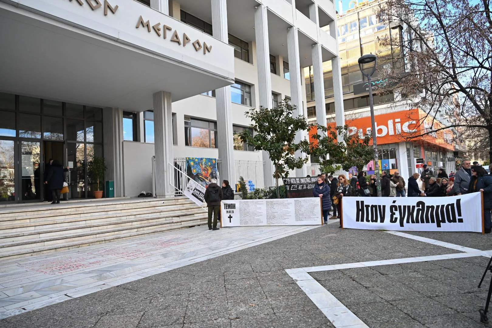 Επιζώσες του Β2 περιέγραψαν τη φωτιά και τις φωνές για βοήθεια στη δίκη των Τεμπών
