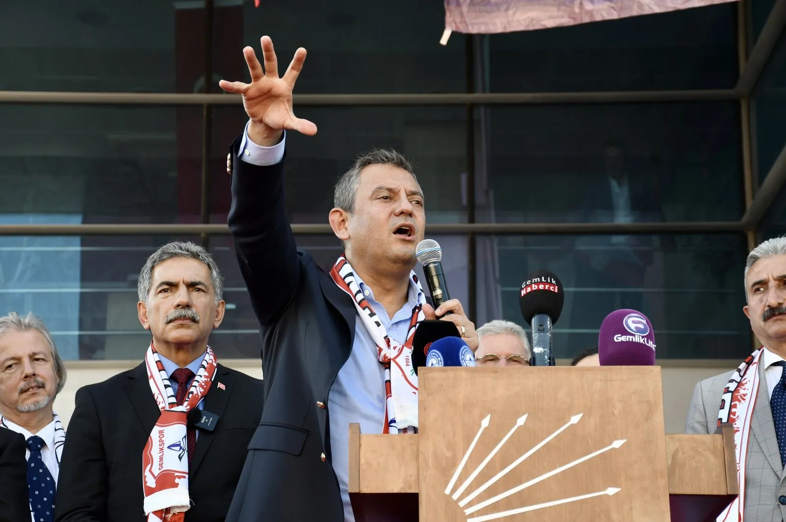 Ο Οζγκιούρ Οζέλ επικρίνει την κυβέρνηση Ερντογάν για SAFE και F-35