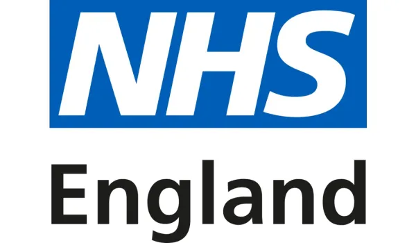 NHS England: Οι νέες οδηγίες προβλέπουν νοσηλεία τρανς ασθενών βάσει βιολογικού φύλου