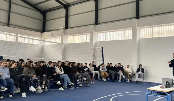 Μεσολόγγι: Παράθυρο αποκολλήθηκε σε αίθουσα Λυκείου και τραυμάτισε μαθητή
