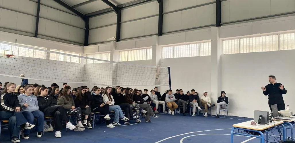 Μεσολόγγι: Παράθυρο αποκολλήθηκε σε αίθουσα Λυκείου και τραυμάτισε μαθητή