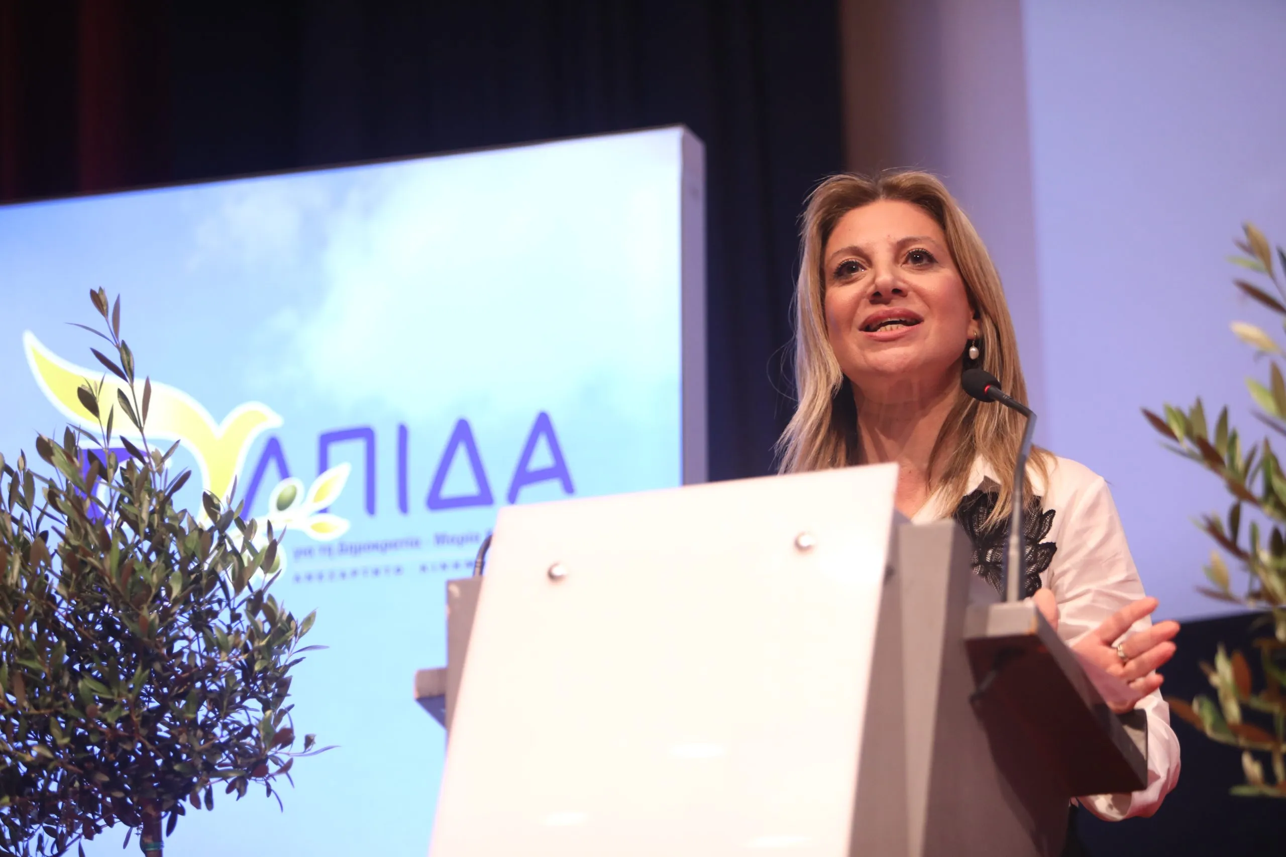 Η Καρυστιανού υποστηρίζει ότι το υπουργείο Εσωτερικών δεν ήθελε να καταθέσει στεφάνι η «Ελπίδα για τη Δημοκρατία»