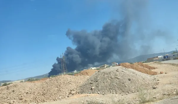 Πυρκαγιά σε εταιρεία ανακύκλωσης στον Ασπρόπυργο – Αναφορές για εκρήξεις