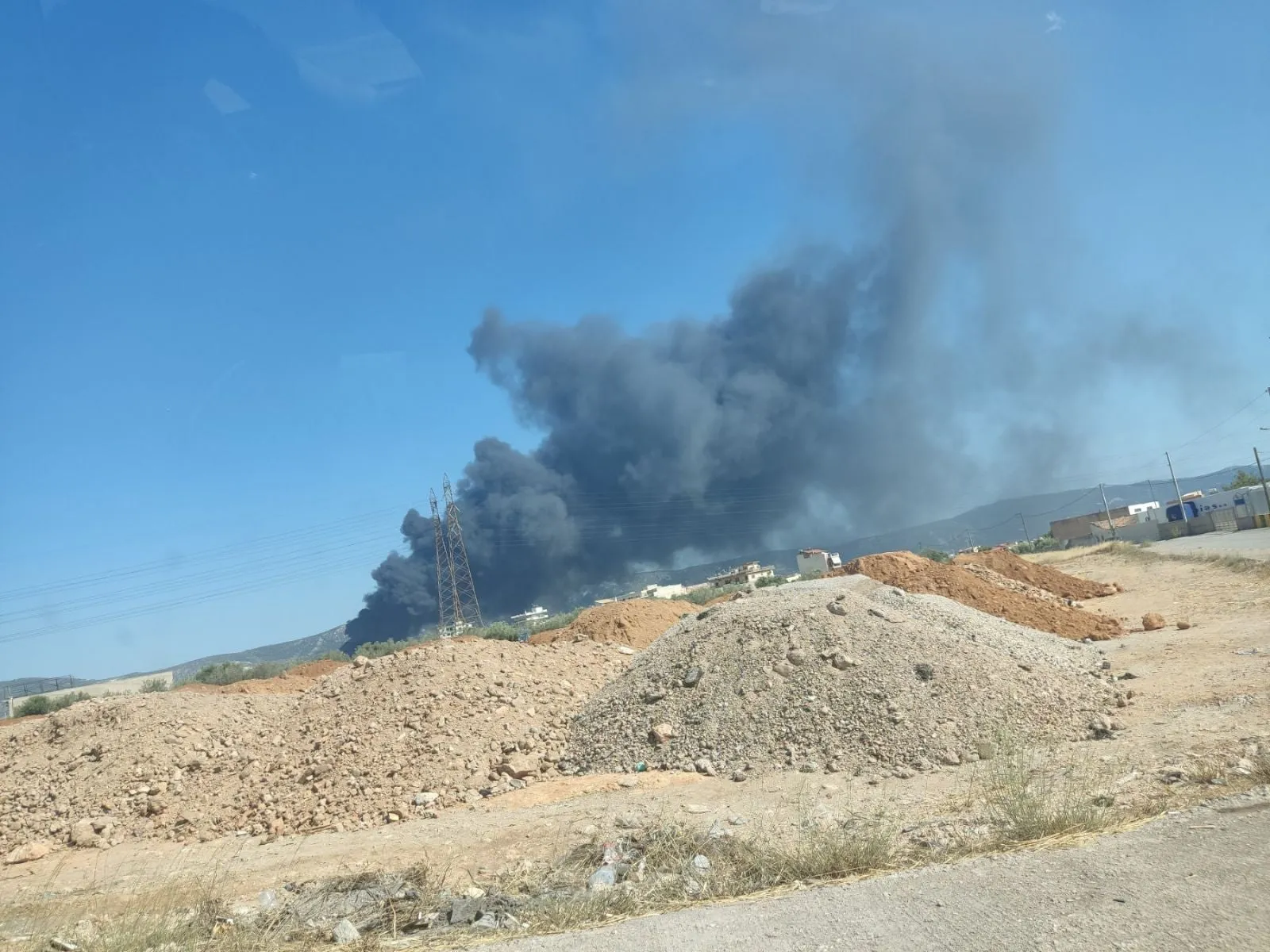 Πυρκαγιά σε εταιρεία ανακύκλωσης στον Ασπρόπυργο – Αναφορές για εκρήξεις