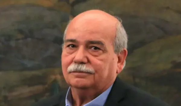 Ο Νίκος Βούτσης μιλάει στον Νίκο Μελιγγώνη στη Ναυτεμπορική