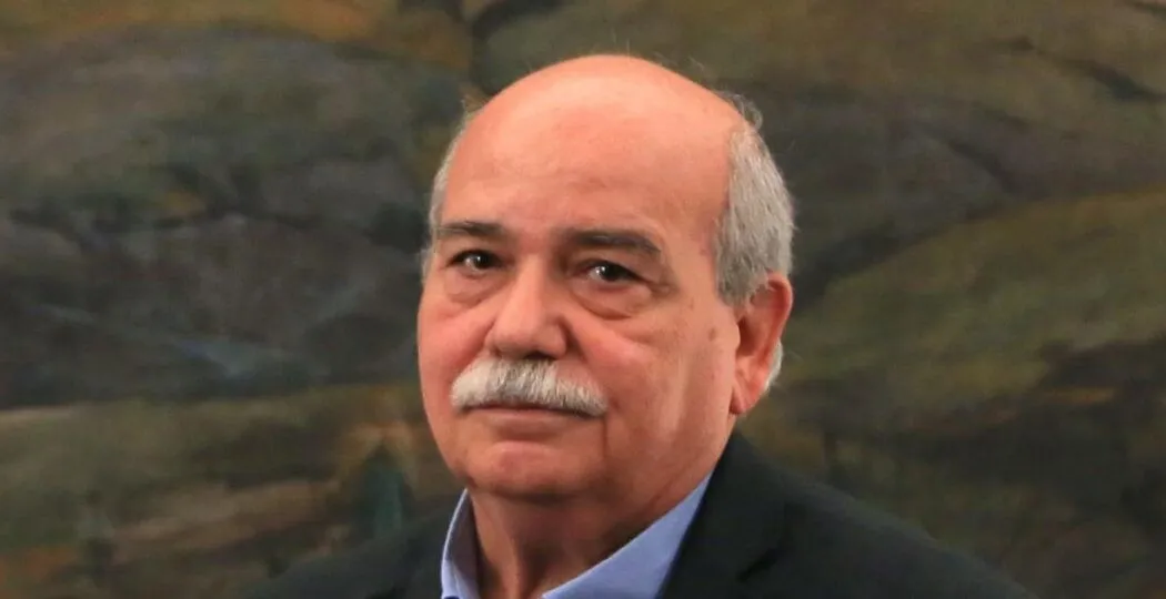 Ο Νίκος Βούτσης μιλάει στον Νίκο Μελιγγώνη στη Ναυτεμπορική