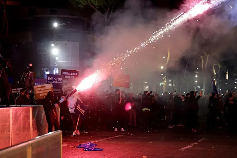 Διαδηλώσεις με αίτημα την παραίτηση Ράμα κλιμακώθηκαν στα Τίρανα