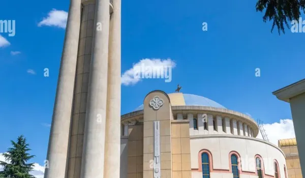 Συγκρούσεις και συλλήψεις στο προαύλιο του καθεδρικού ναού στα Τίρανα