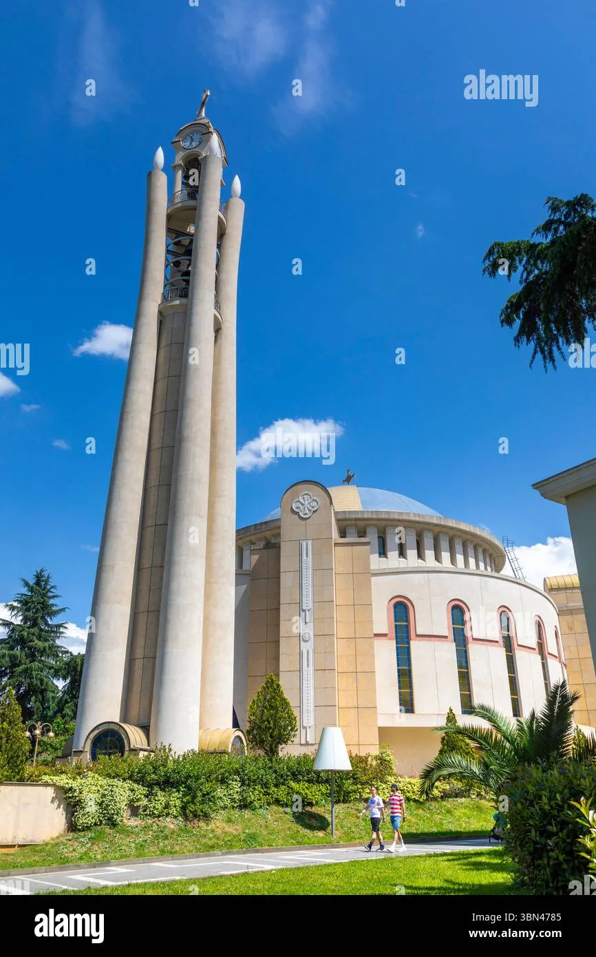 Συγκρούσεις και συλλήψεις στο προαύλιο του καθεδρικού ναού στα Τίρανα