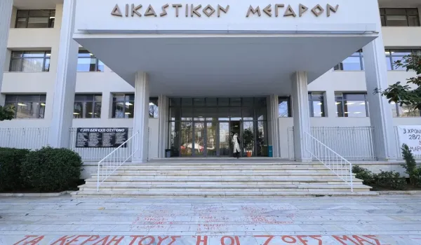 Ο Σύλλογος Συγγενών Θυμάτων Τεμπών συνοψίζει τις καταθέσεις της εβδομάδας στη δίκη