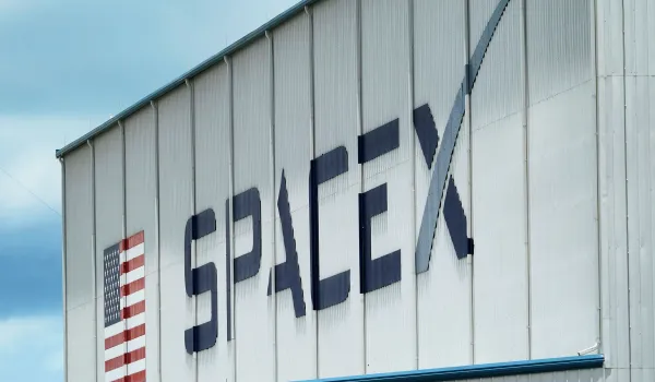 Ο Μασκ λέει ότι θα δώσει μετοχή της SpaceX σε κάθε παιδί στις ΗΠΑ το 2027