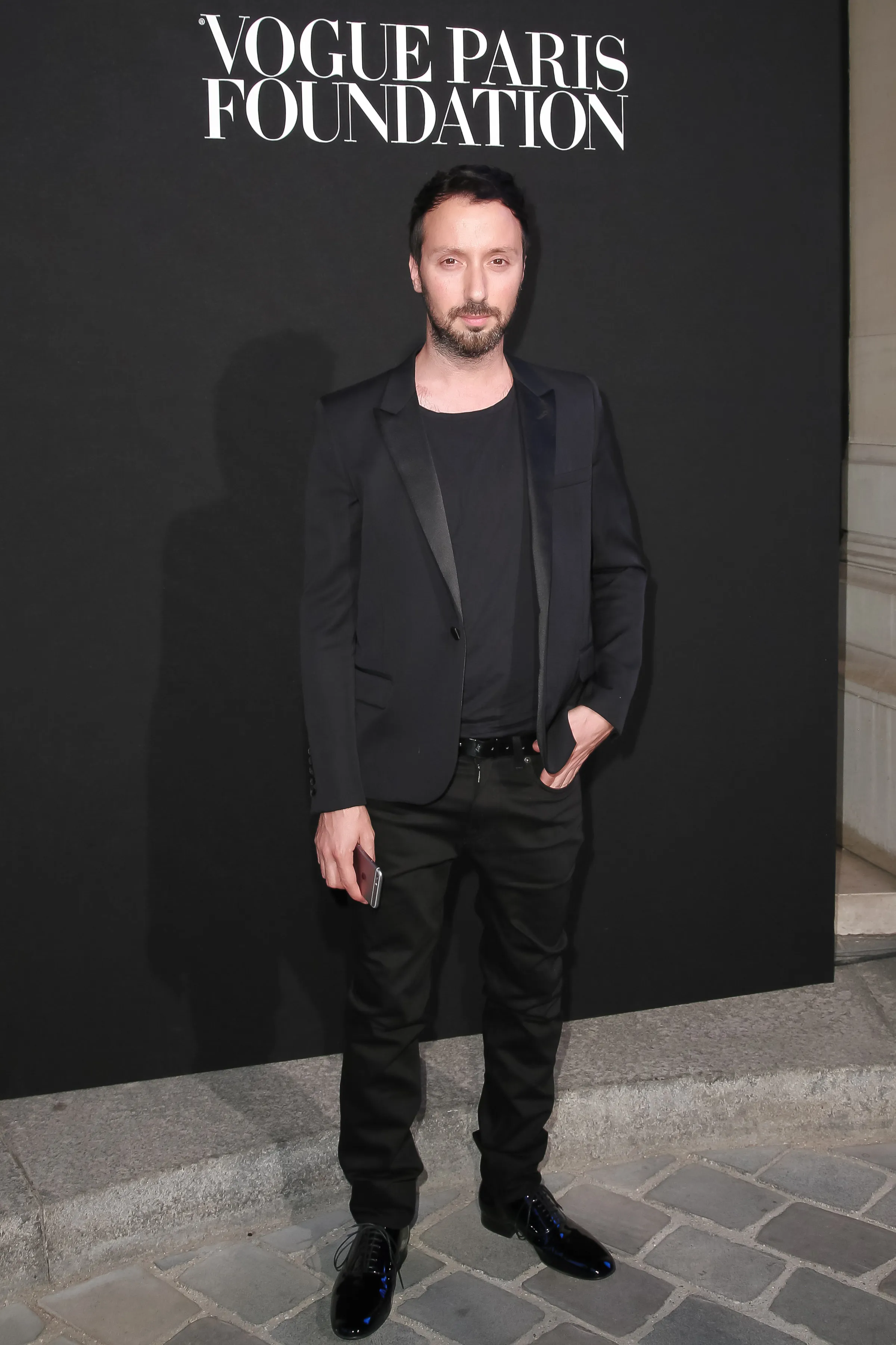 Ο Anthony Vaccarello αποχωρεί από τη δημιουργική διεύθυνση του Saint Laurent