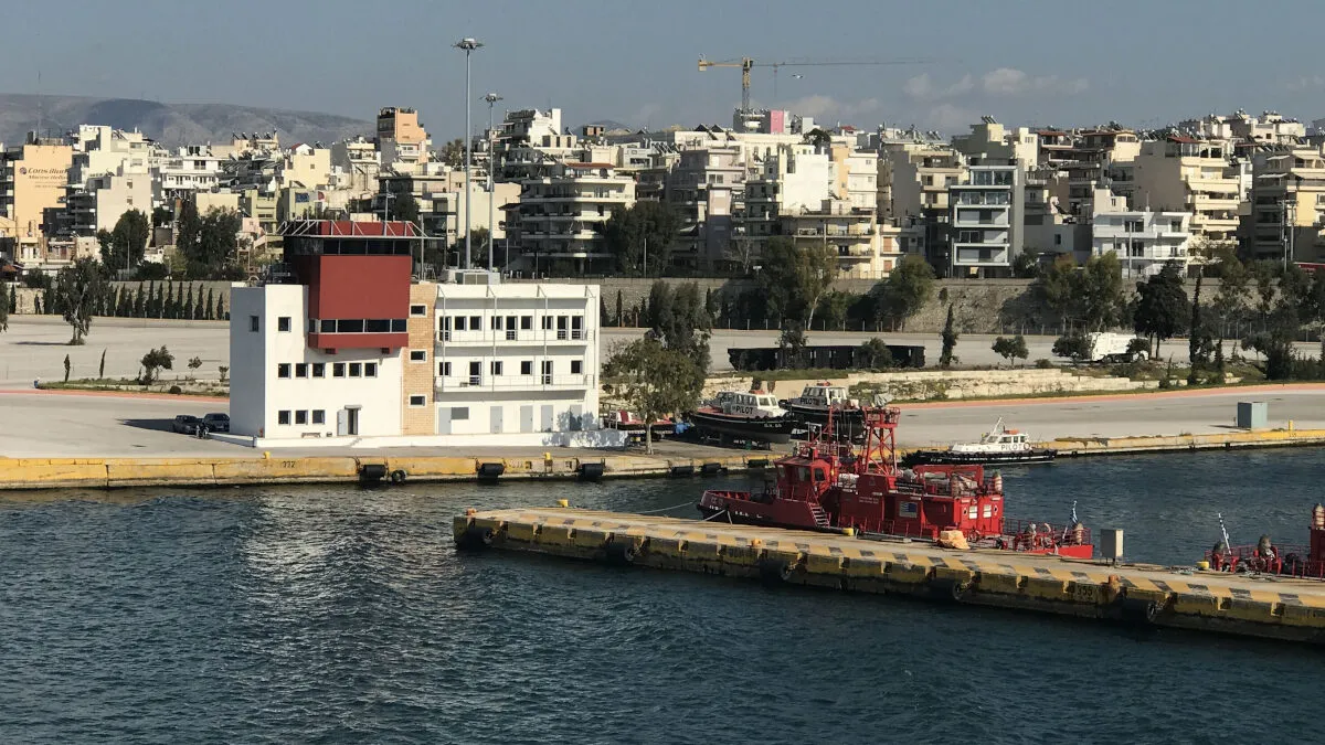 Η ΔΝΕ καταγράφει αναμονές έως 8,5 ώρες για πλοηγήσεις στον Πειραιά
