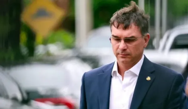 Ο Φλάβιο Μπολσονάρου προηγείται με μικρή διαφορά και αναμετράται με τον Λούλα στις 25 Οκτωβρίου