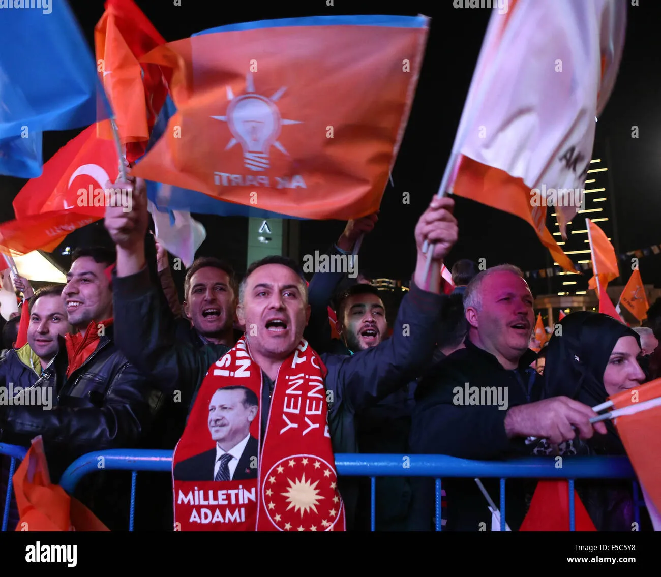 Δημοσκόπηση GENAR: 36,1% για το AKP, αλλά 67,1% δεν εμπιστεύεται την οικονομική πολιτική