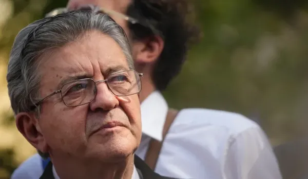 Ο Μελανσόν ζητά από τον Λεκορνού να τεκμηριώσει την κατηγορία για τις ταραχές