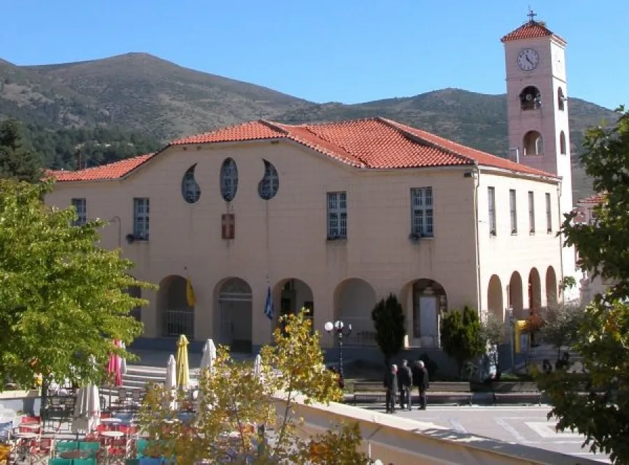 Πυρκαγιά σε χαμηλή βλάστηση στη Δεσκάτη με εναέρια συνδρομή
