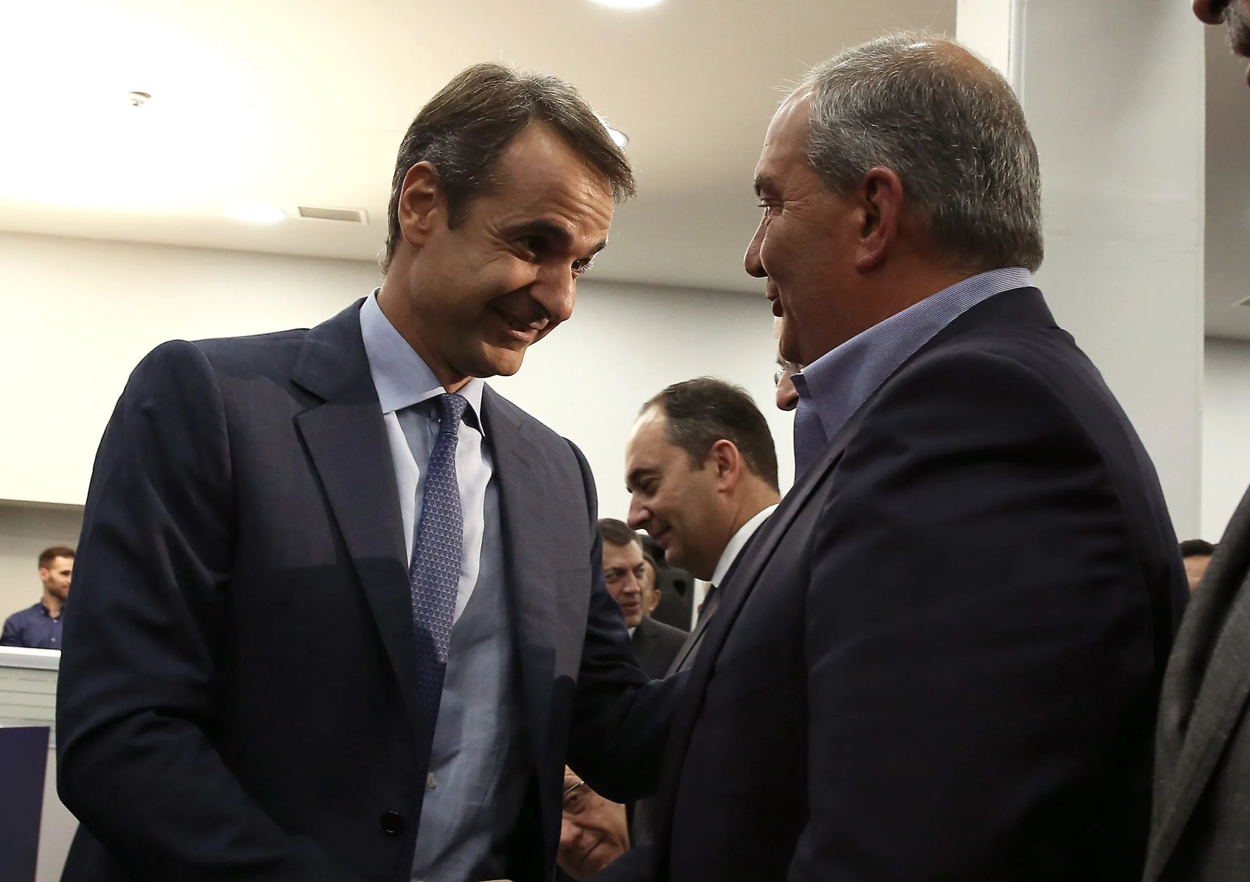 Ο Καραμανλής προσανατολίζεται σε μηνιαίες παρεμβάσεις, σύμφωνα με πληροφορίες