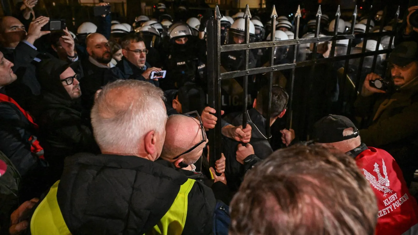 Αστυνομικός κλοιός στο Συνταγματικό Δικαστήριο της Πολωνίας μετά την αναστολή του προέδρου του