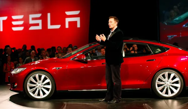 Ο Μασκ παρουσίασε το Tesla Roadster με άλματα και περιστροφές στον αέρα