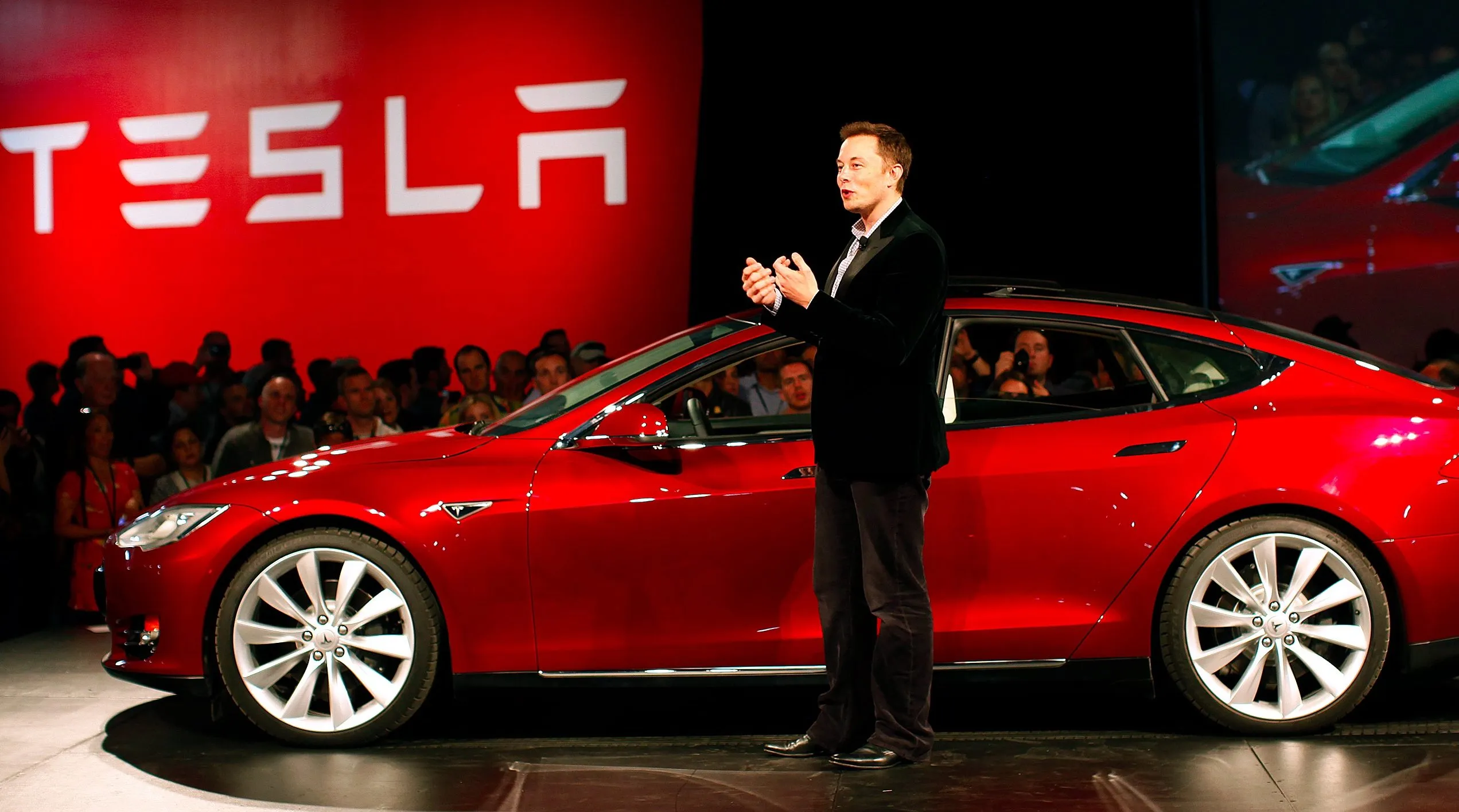 Ο Μασκ παρουσίασε το Tesla Roadster με άλματα και περιστροφές στον αέρα