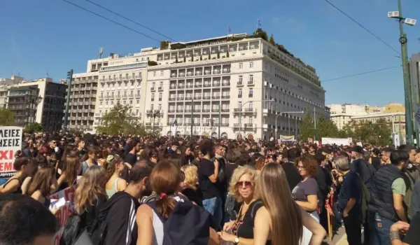 Μεγάλες διαδηλώσεις: Η ομορφιά στους δρόμους του αγώνα! (φωτo – βίντεο)