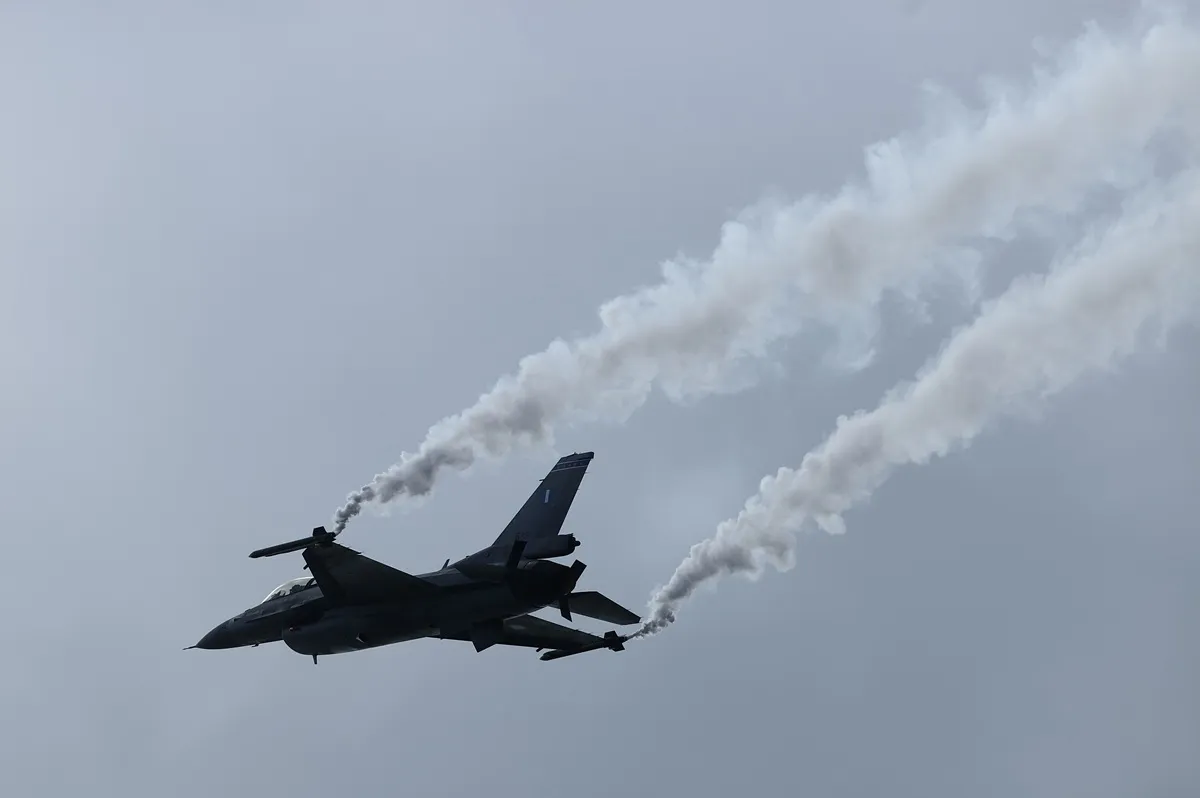 Ο πιλότος του F-16 στη Θεσσαλονίκη έστειλε μήνυμα για το «Όχι»