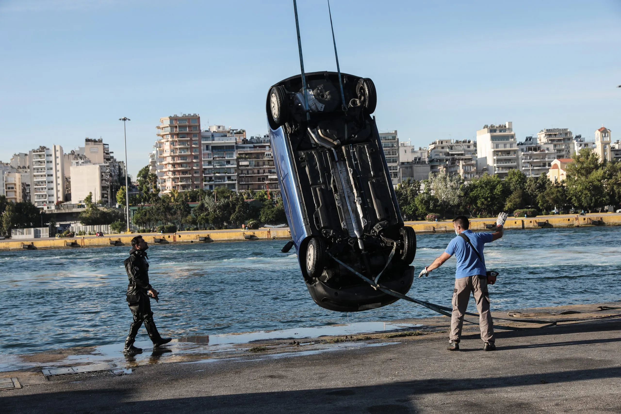 Ένας νεκρός από πτώση αυτοκινήτου στη θάλασσα στην πύλη Ε2 του Πειραιά