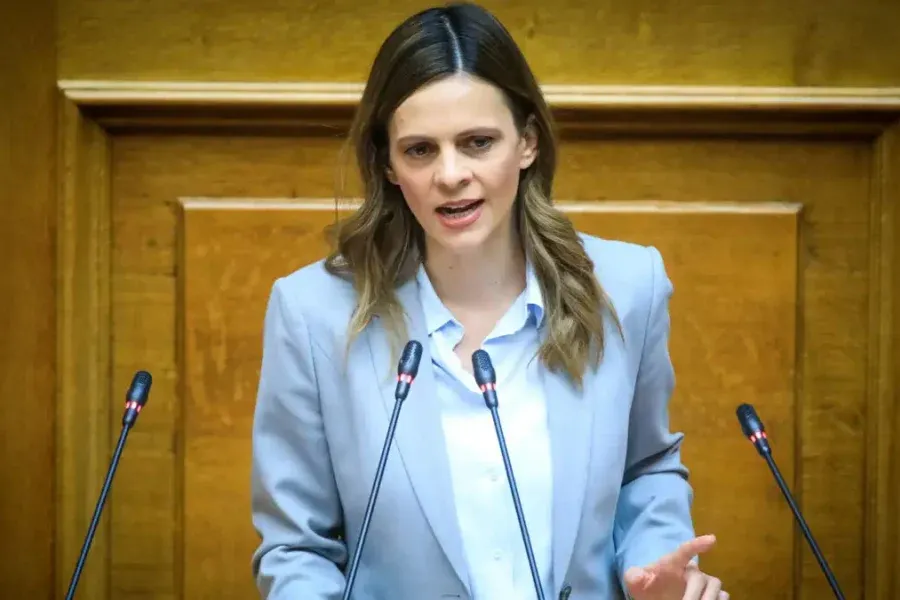 Η Αχτσιόγλου απορρίπτει συνεργασία με το ΠΑΣΟΚ και ζητά συσπείρωση γύρω από το κόμμα της