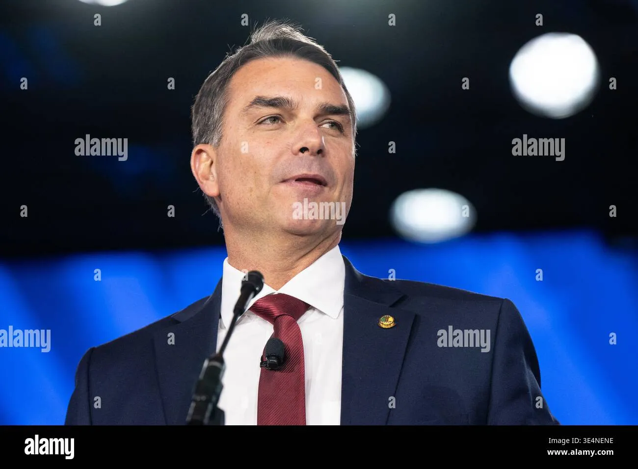 Ο Φλάβιο Μπολσονάρου λέει ότι του απαγορεύτηκε να φύγει από τη Βραζιλία
