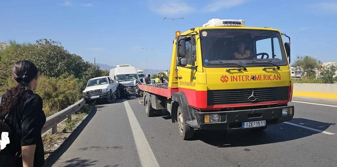 Πέντε τραυματίες σε σύγκρουση βαν και ΙΧ στον ΒΟΑΚ