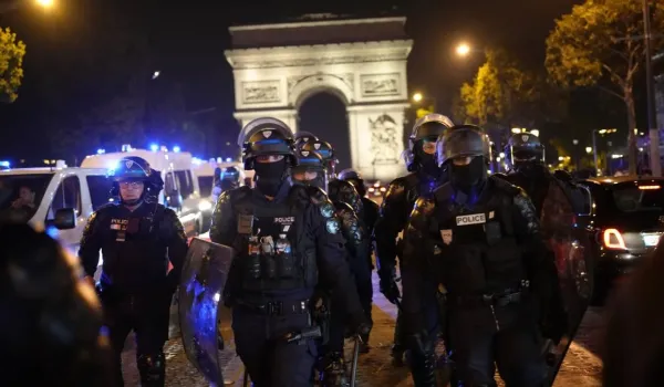 Οι ταραχές στη Γαλλία συμπίπτουν με πολιτικό αδιέξοδο και αυξανόμενες οικονομικές πιέσεις