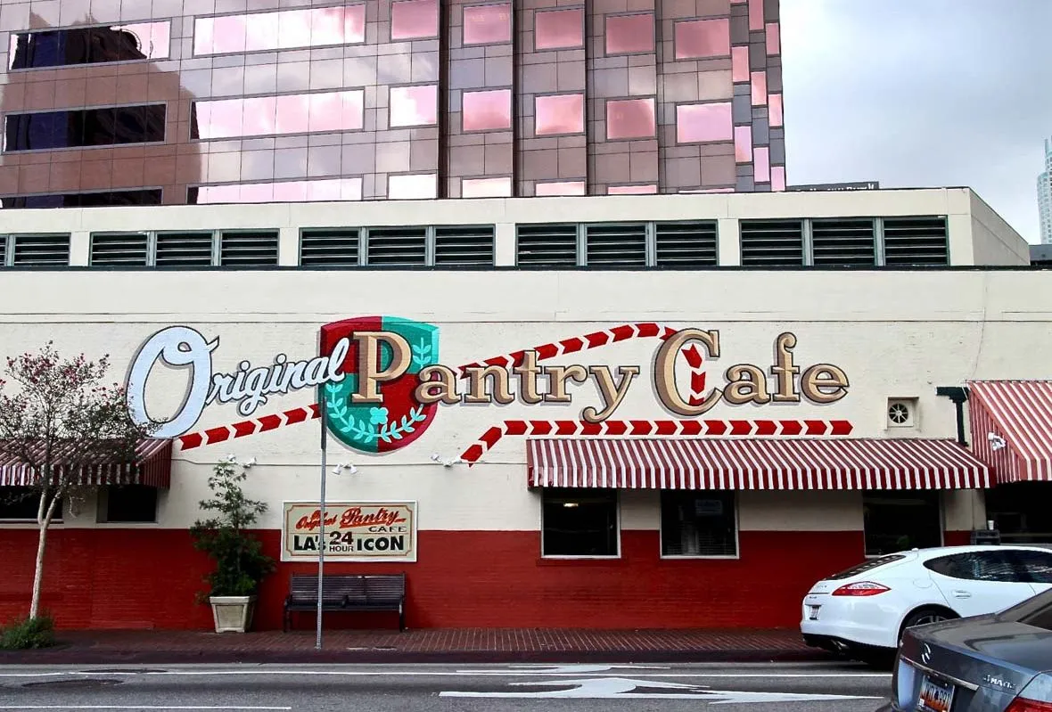 Το The Original Pantry Cafe στο Λος Άντζελες επιστρέφει με τα κέρδη του για την ενίσχυση αστέγων