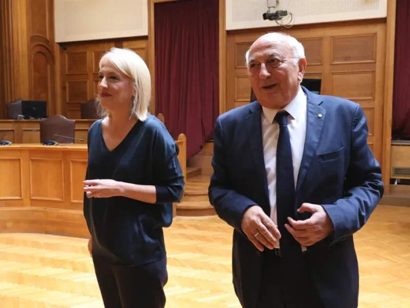 Η Ρένα Δούρου ζητά τη δημοσιοποίηση της συμφωνίας για τη Μονή Σινά